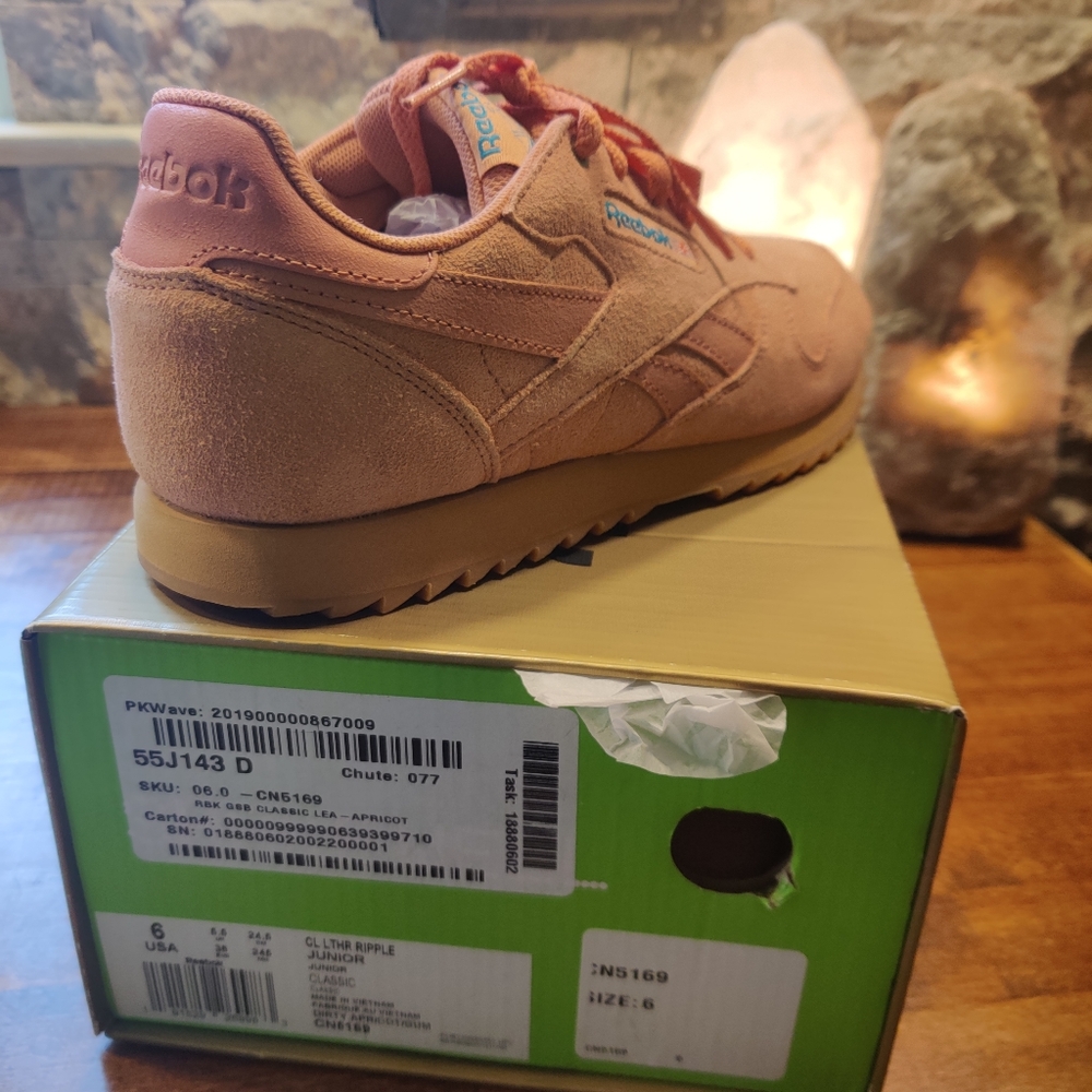 size 8w/6m apricot classic Reebok